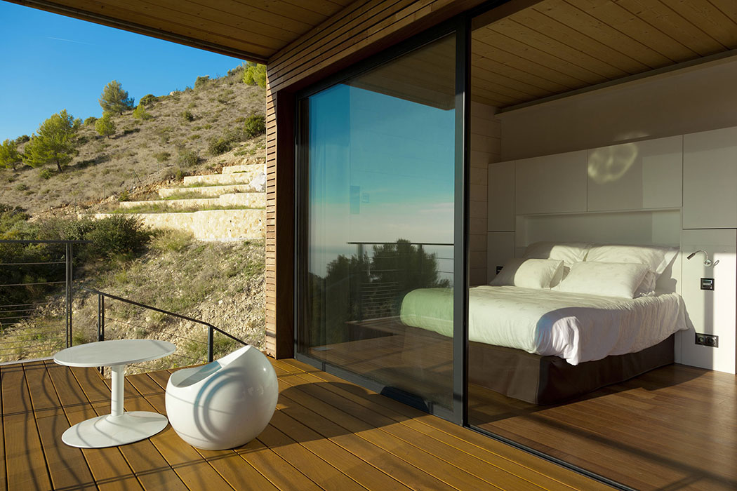 Grandes baies coulissantes qui ouvrent totalement l’intérieur à l’extérieur chambre propriétaire villa de luxe monaco
