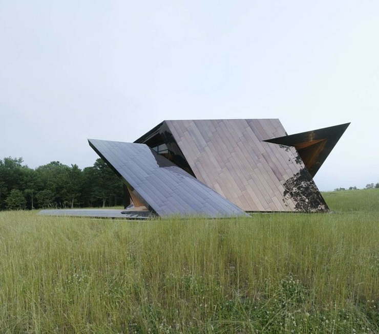 Revêtement réfléchissant de cette maison originale maison d'architecte façade originale