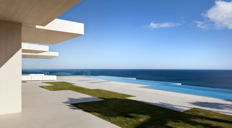 Vue panoramique sur la mer depuis la terrasse de cette belle villa de luxe villa d'architecte de vacances luxe