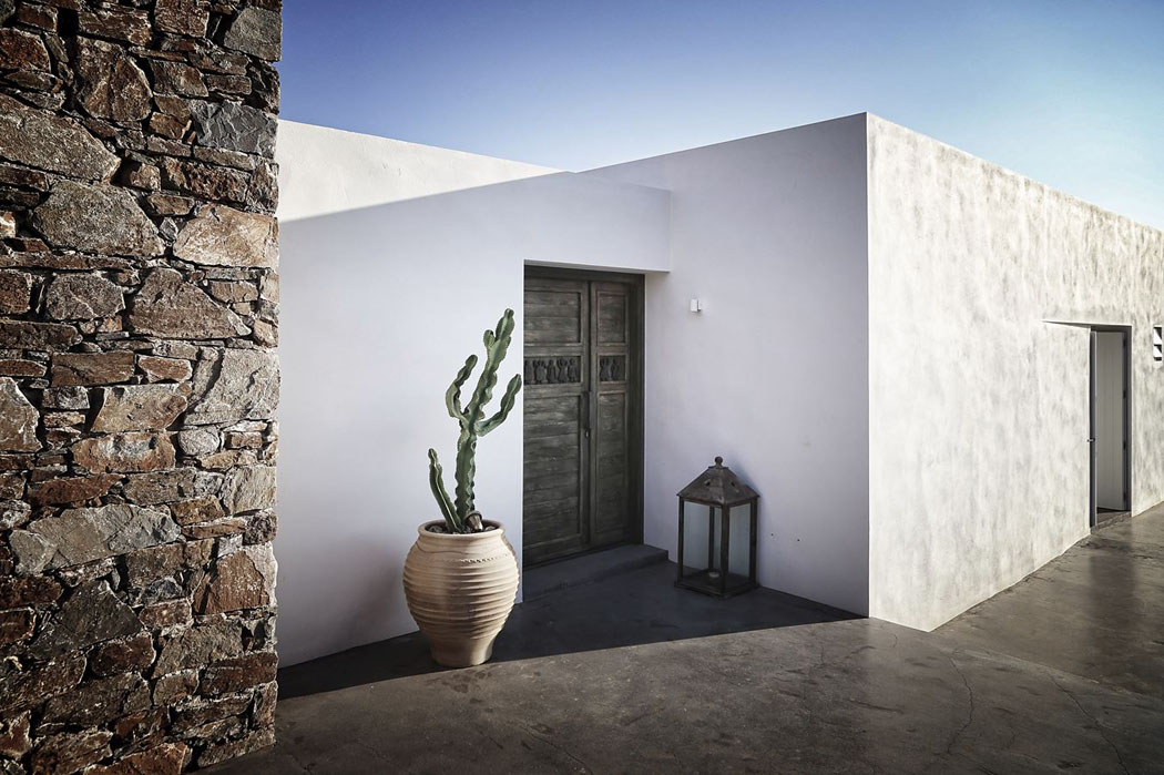 La façade de cette belle demeure depuis la rue, assure une inimité idéale et une tranquillité relaxante murs extérieurs propriétés de luxe exotique grèce