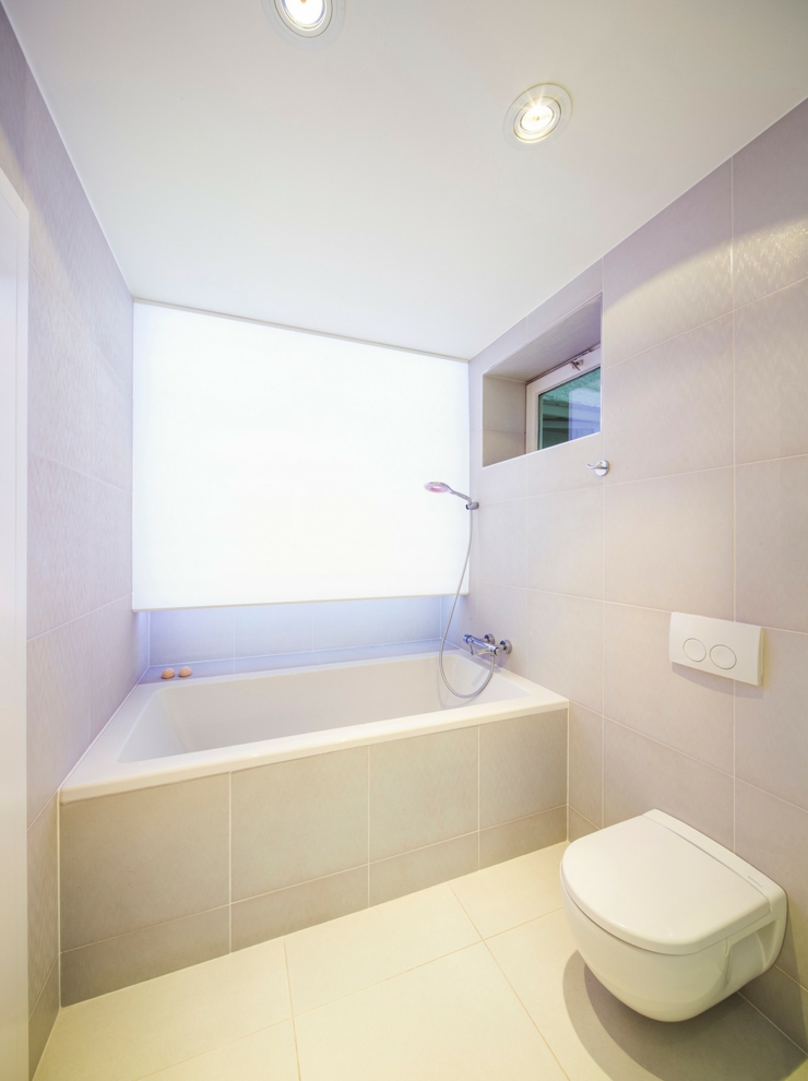Baignoire et toilettes en blanc au design spartiate salle de bains en blanc futuriste