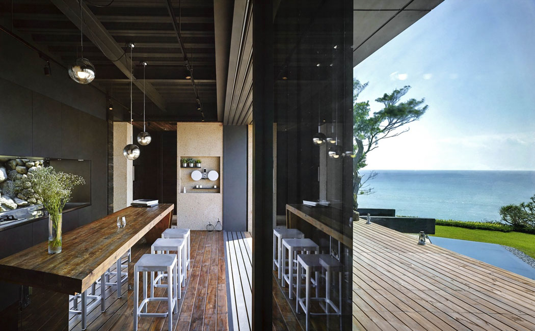 La cuisine donne sur une autre terrasse mais aussi sur un panorama exotique marin cuisine baie vitrée terrasse vue mer