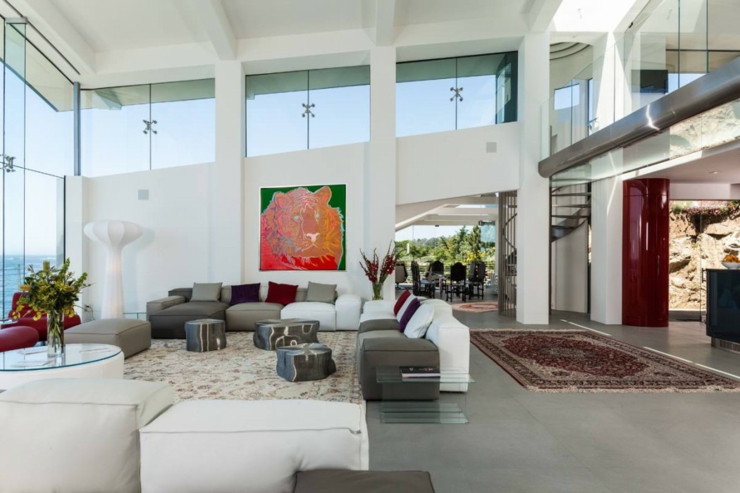 Le séjour assez grand aux multiples canapés et assises maison contemporaine de luxe