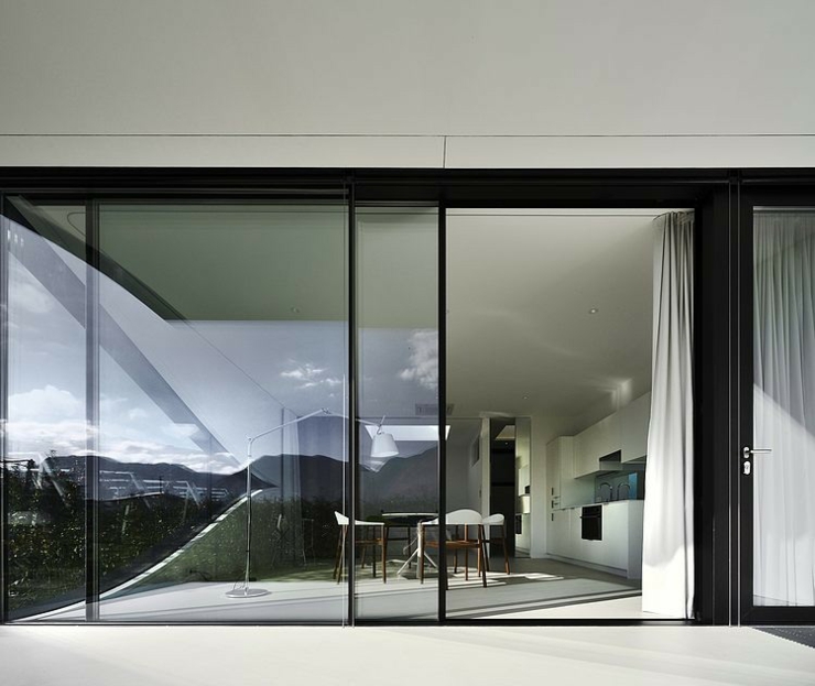 Terrasse et accès directe à partir du studio verre et façade réfléchissante