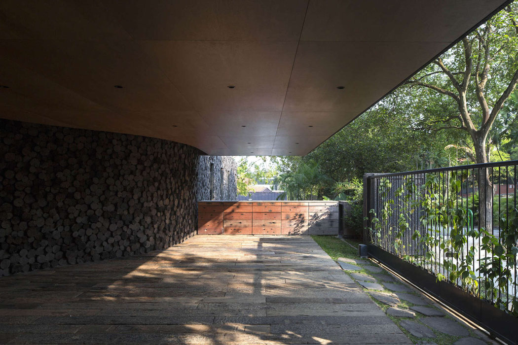 Le portail principal de la résidence sera lui-aussi couvert par la verdure luxuriante des lieux entrée principale maison d'architecte originale créative