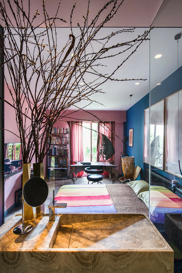 Vue de la chambre à partir de la salle de bains originale design déco éclectique appartement paris