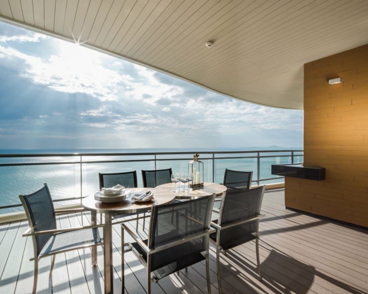 Chaque appartement de vacances possède son propre balcon belle vue balcon appartement de vacances pattaya