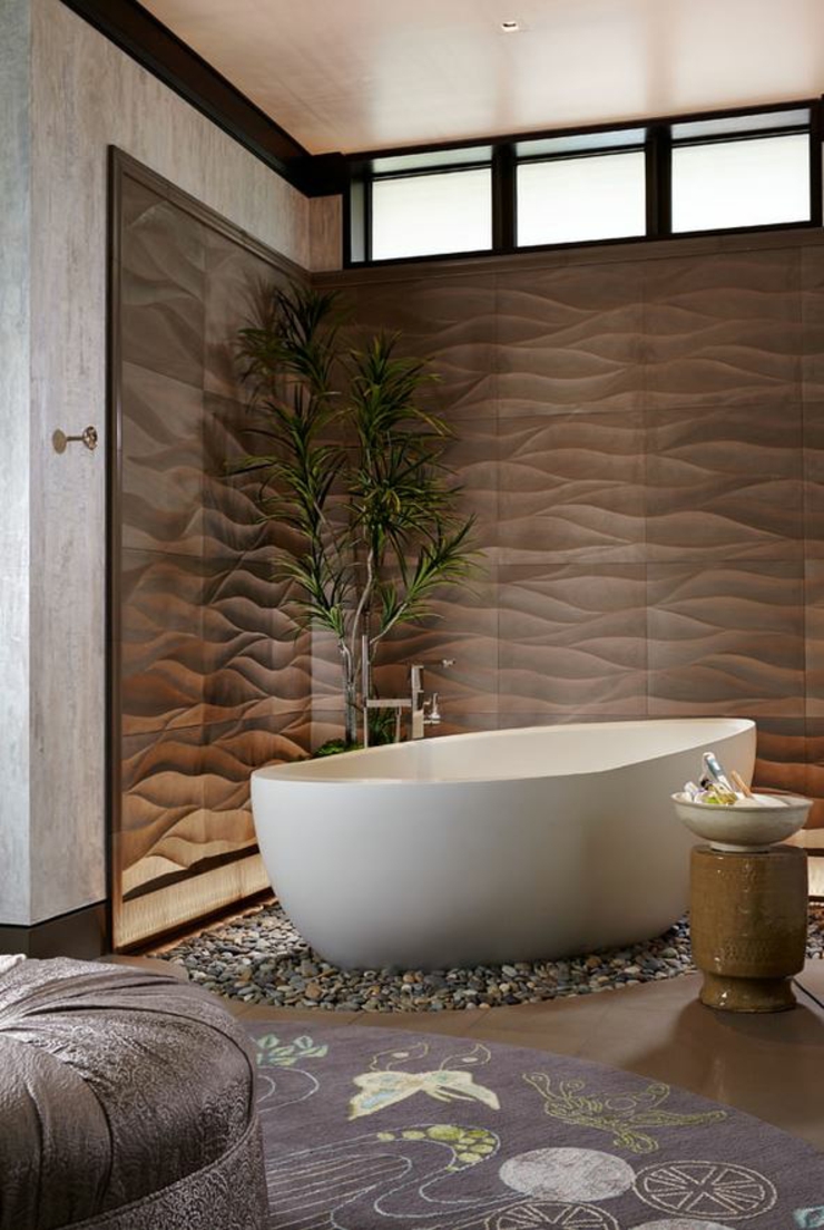 Baignoire au design zen dans un décor digne d’un centre spa salle de bains luxe design zen