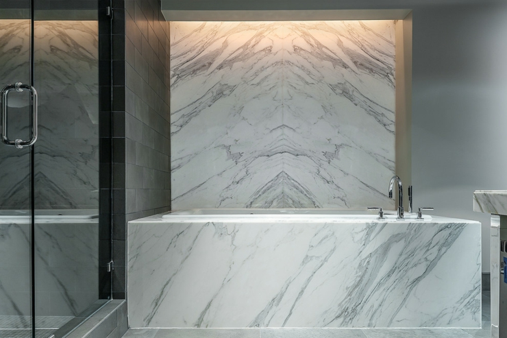baignoire marbre blanc gris
