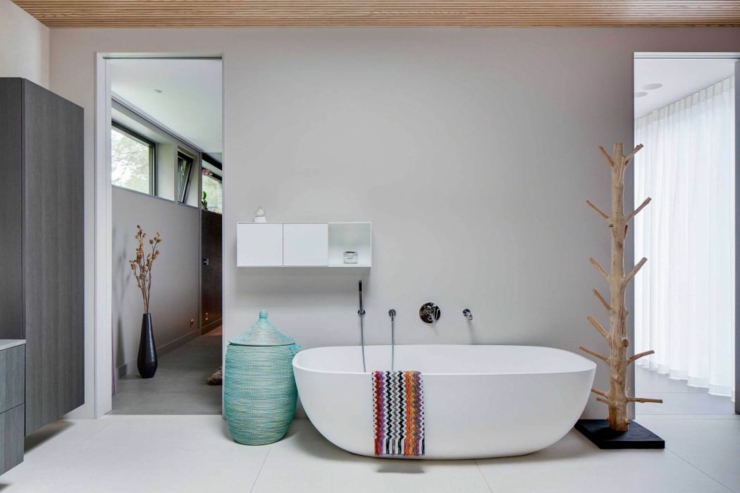 La baignoire et la déco minimaliste de cette salle de bains moderne original design salle de bain