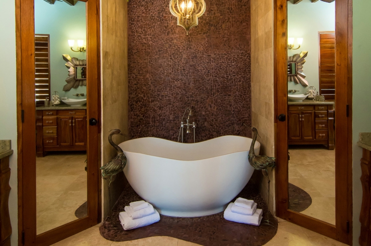 Baignoire au design épuré et minimaliste design salle de bains unique villa de rêve