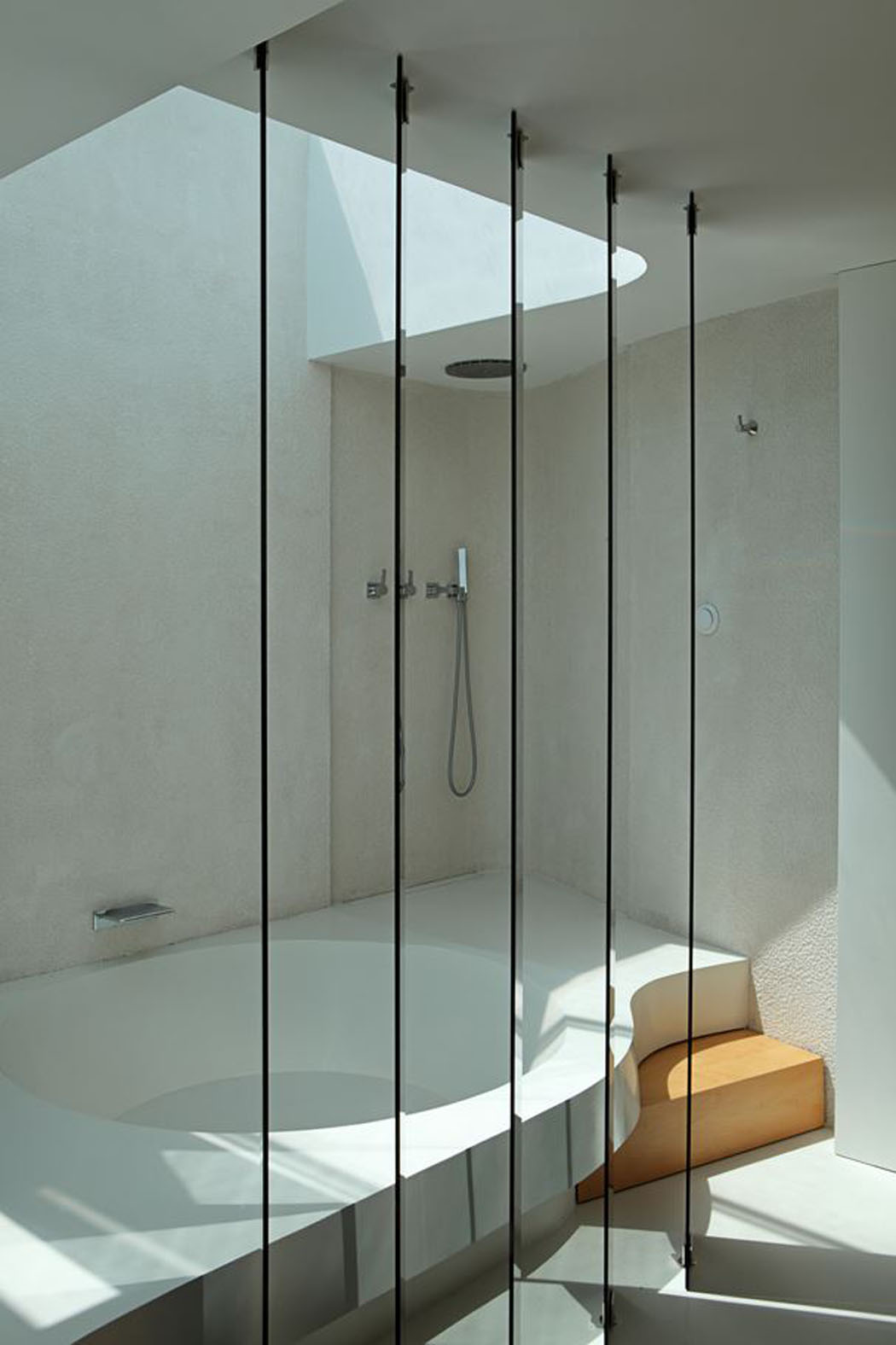 Belle douche & baignoire inspirées par le design général minimaliste de l’appart douche et baignoire salle de bains luxe