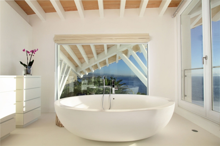 Salle de bains au design contemporaine en blanc avec vue sur la mer salle de bains vue sur mer villa