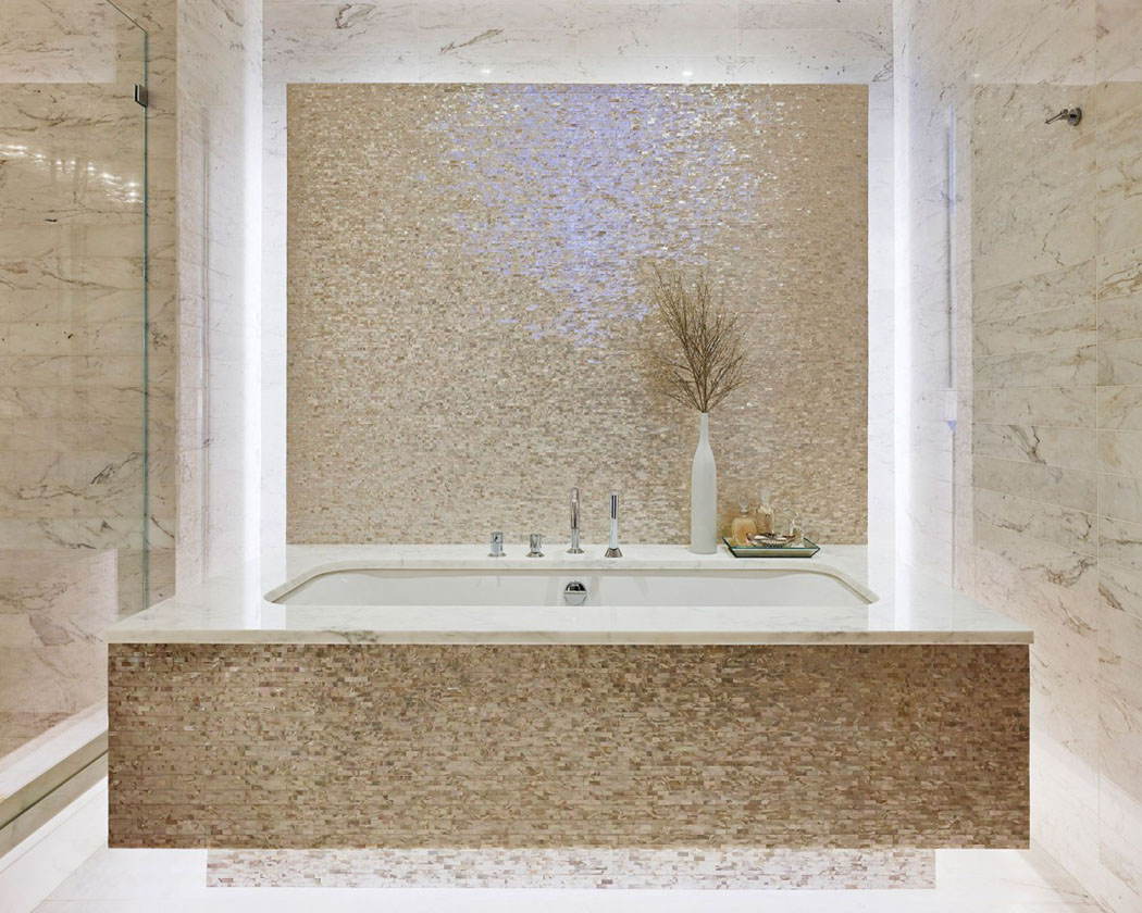 L’une des salles de bains de cet appartement luxueux avec grande baignoire de luxe salle de bains élégante baignoire