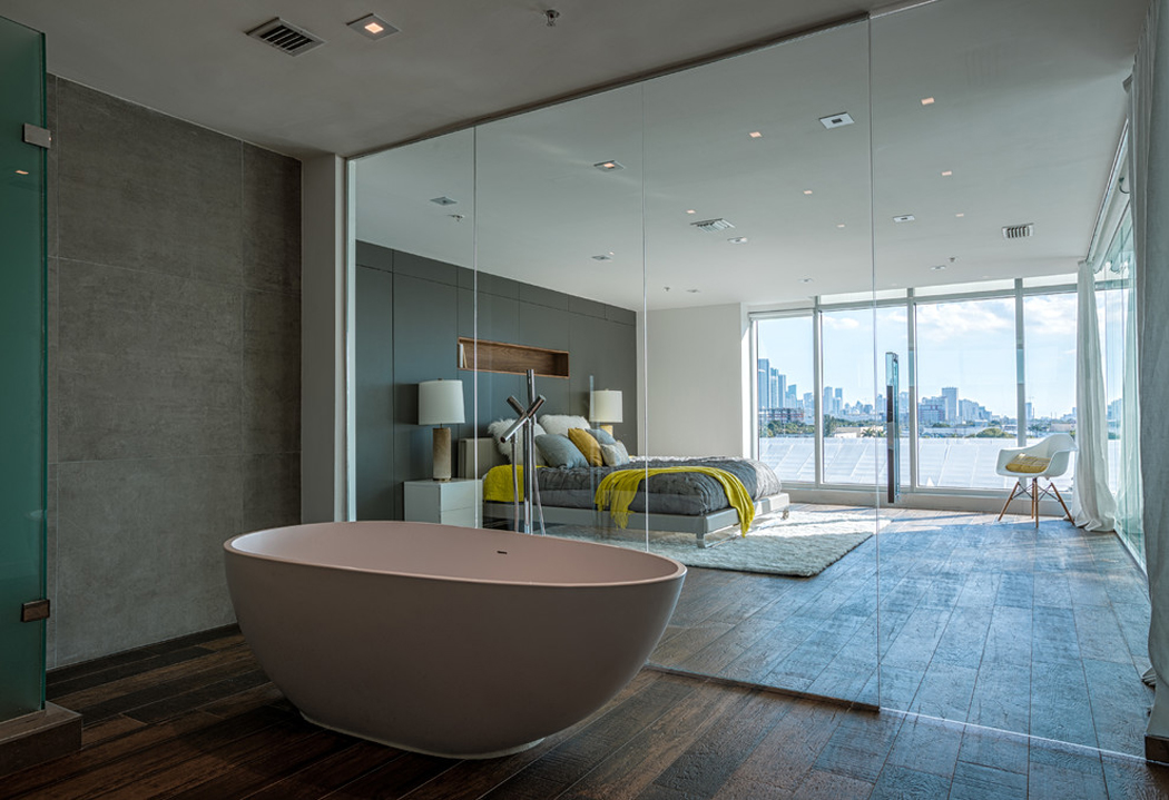 Baignoire au design moderne et salle de bains intégrés dans la suite salle de bains luxe dans la chambre