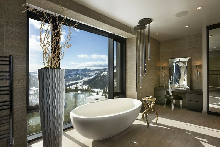Design moderne et éléments rustiques vue panoramique chalet de montagne
