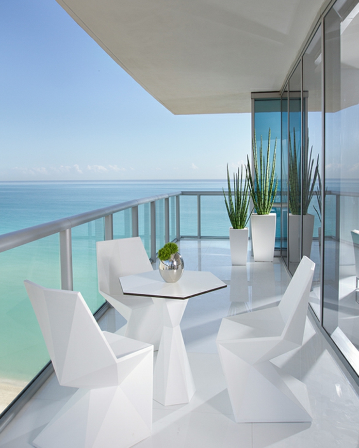 Superbe balcon avec vue panoramique sur l’eau balcon appartement de vacances luxe