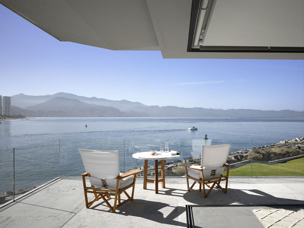 Les balcons des huit chambres à coucher offrent un paysage superbe sur l’eau vue splendide océan balcon résidence prestige