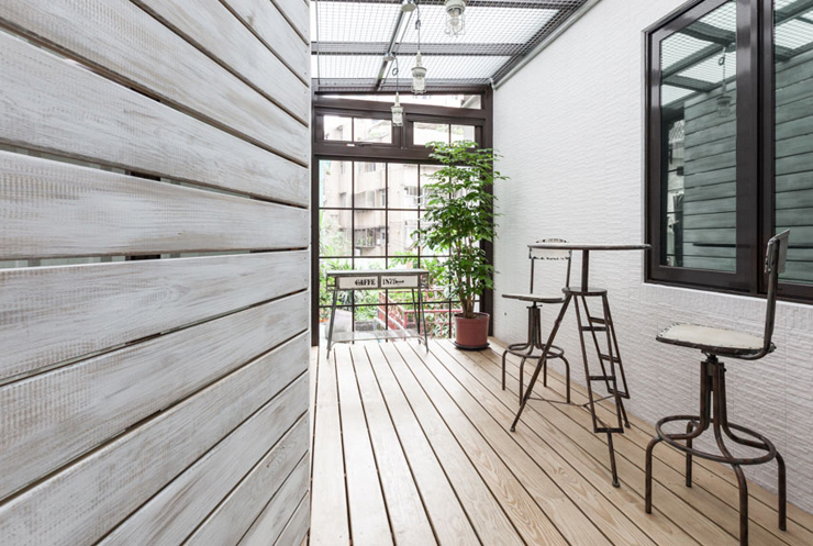Le balcon couvert donnant sur un petit espace extérieur Véranda appartement de luxe ville