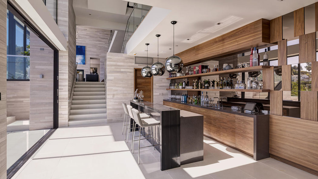 Bar donnant sur la terrasse – excellent emplacement pour recevoir des invités de marque bar terrasse belle demeure de luxe hollywood