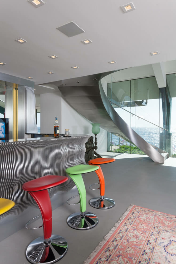 Le comptoir aux tabourets dans des couleurs joyeuses et modernes intérieur design moderne