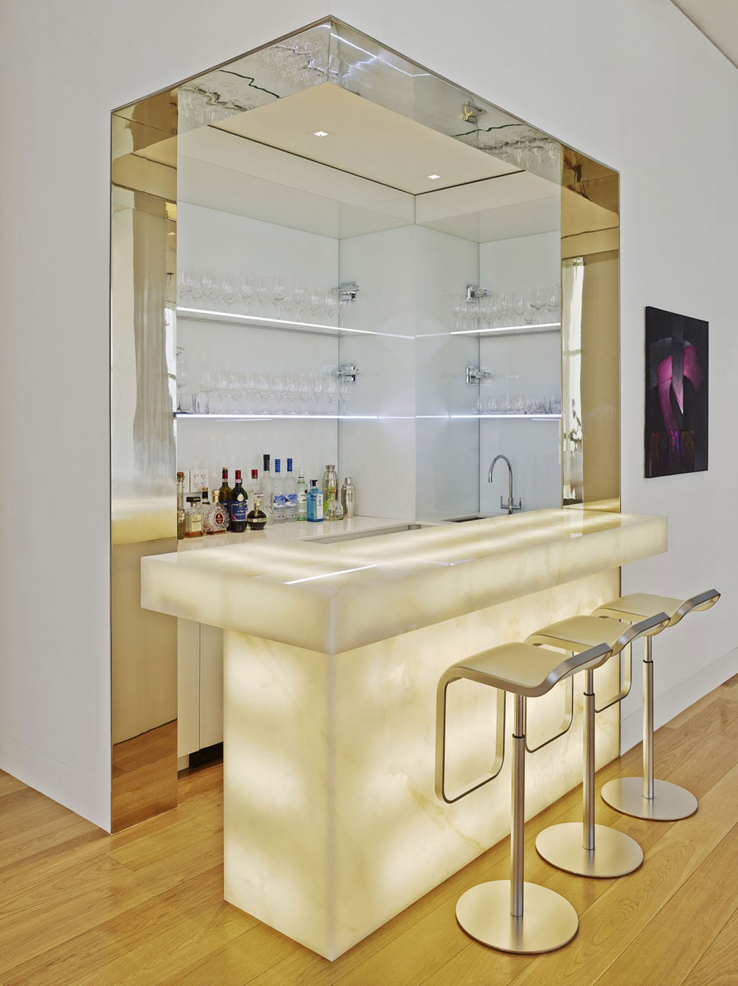Le bar au comptoir illuminé pour une ambiance soirée très sélecte comptoir intérieur luxe classe belle demeure contemporaine