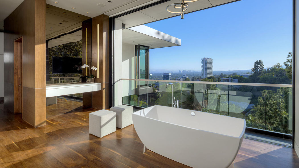 Une des cinq salles de bains spacieuses et offrant une vue plongeante sur la ville baignoire salle de bain avec vue sur la ville