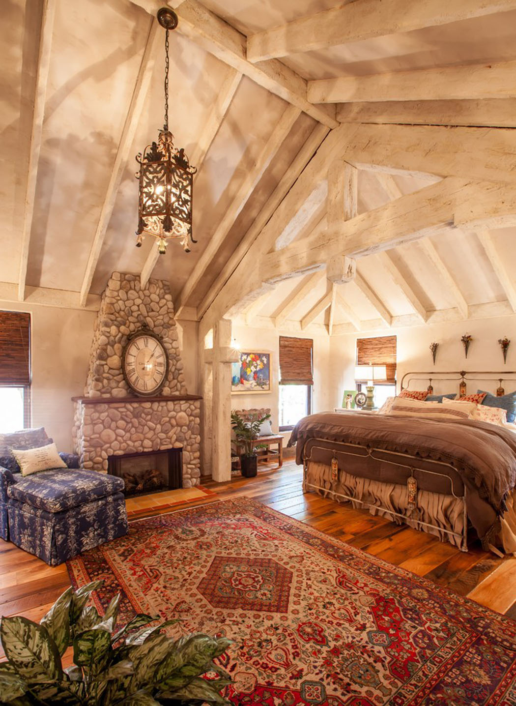 Intérieur en bois et pierre pour la décoration de cette chaleureuse chambre décoration design chambre rustique en bois