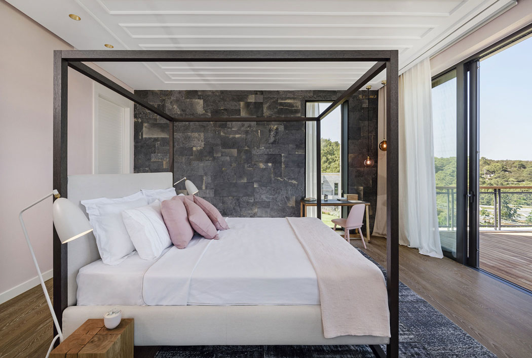 Chambre principale avec vue, située à l’étage donnant sur un balcon filant chambre de maitres avec vue et balcon