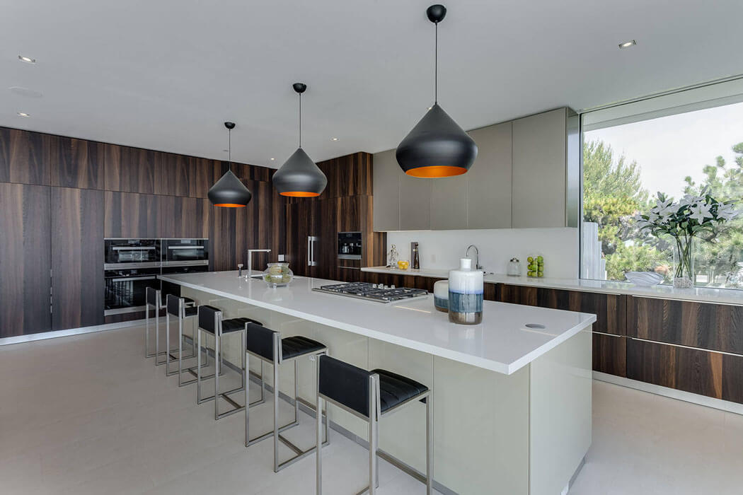 La cuisine est grande, avec l’espace et les aménagements nécessaires pour déployer ses talents de cuisinier cuisine us ouverte américaine placards modernes