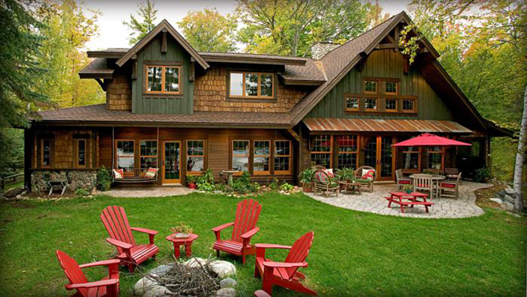 Espace extérieur coquet pour une vie outdoor sympa maison avec vue sur le lac au design rustique