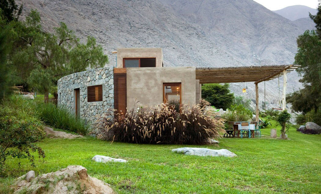 La partie inférieure de cette maison rustique avec les chambres à coucher et sa terrasse vue maison de vacances design rustique