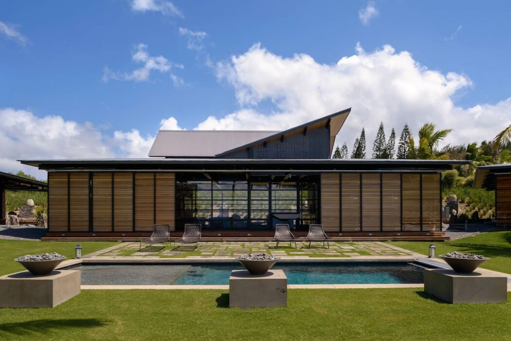 La piscine en face de cette belle maison plain-pied à Hawaii architecture influencée par les maisons japonaises