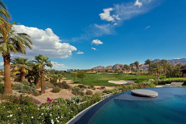 Piscine à débordement avec vue sur le terrain de golf terrain de golf résidence secondaire prestige