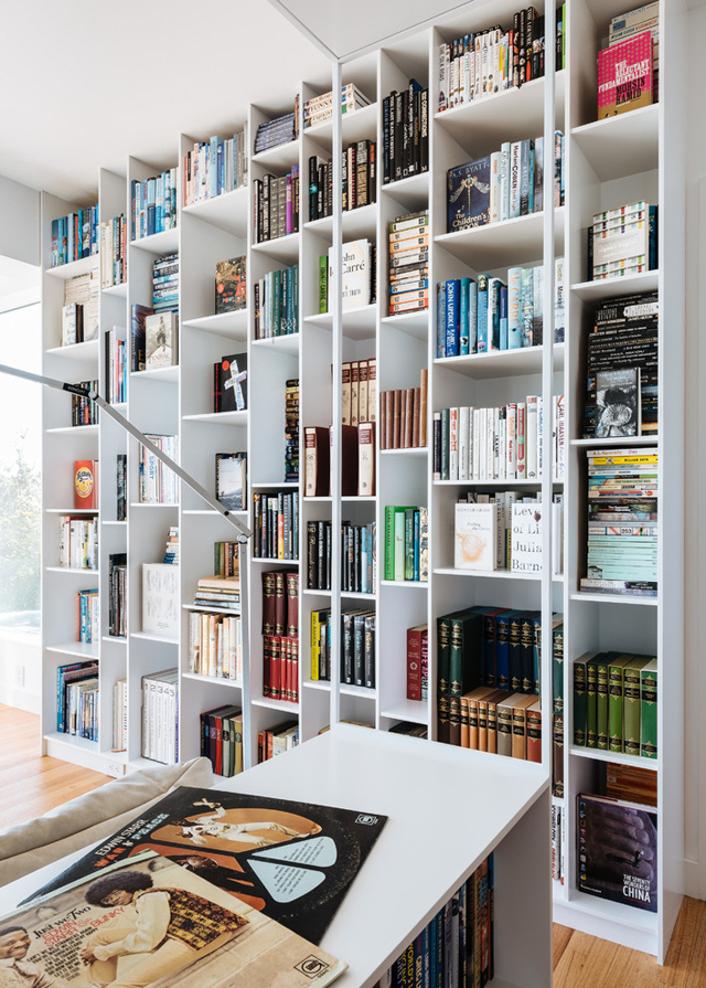La bibliothèque grande et fournie 