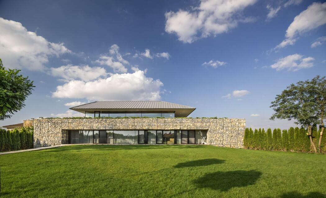 Les espaces extérieurs accessibles seulement à partir de la maison d’architecte belle demeure contemporaine avec superbe vue