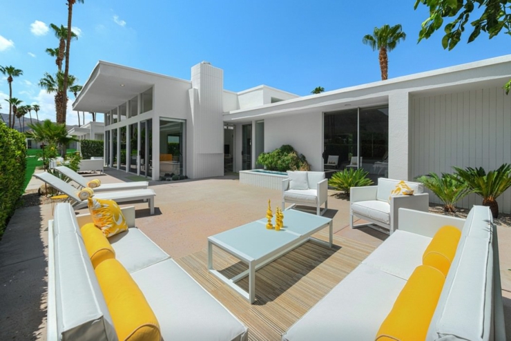 Espaces outdoor en blanc et jaune de cette maison neuve terrasse chaleureuse ambiance accueillante