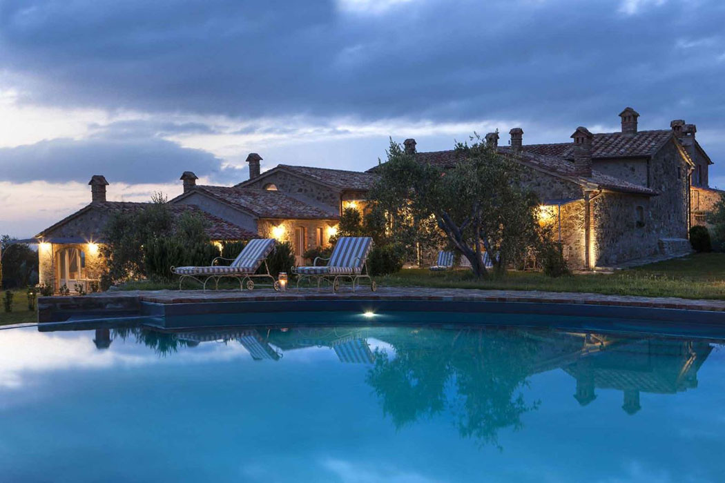 La maison rustique transformée en hôtel agréablement éclairée à la nuit tombée piscine grande propriété rustique vacances toscane italie