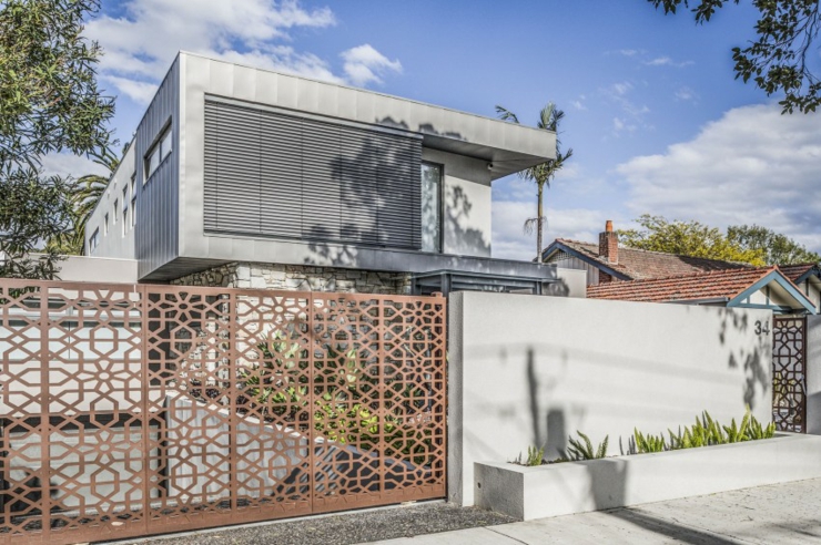 résidence familiale à trois niveau moderne et contemporaine