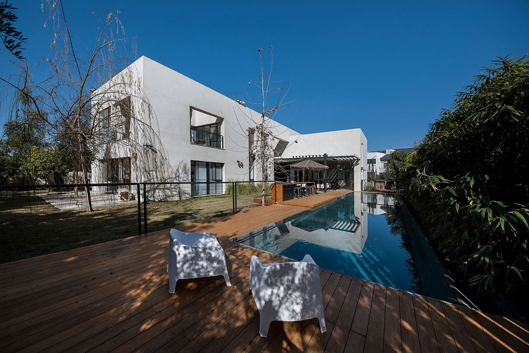 Cette maison contemporaine possède un agréable jardin mais aussi une belle piscine extérieure piscine extérieure maison de luxe familiale citadine