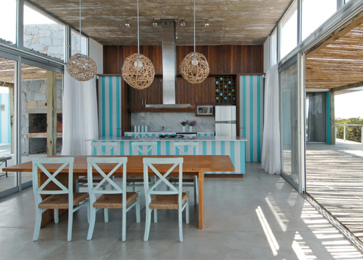 Cuisine et salle à manger à mi-chemin entre l’intérieur et l’extérieur maison de vacances unique moderne rustique