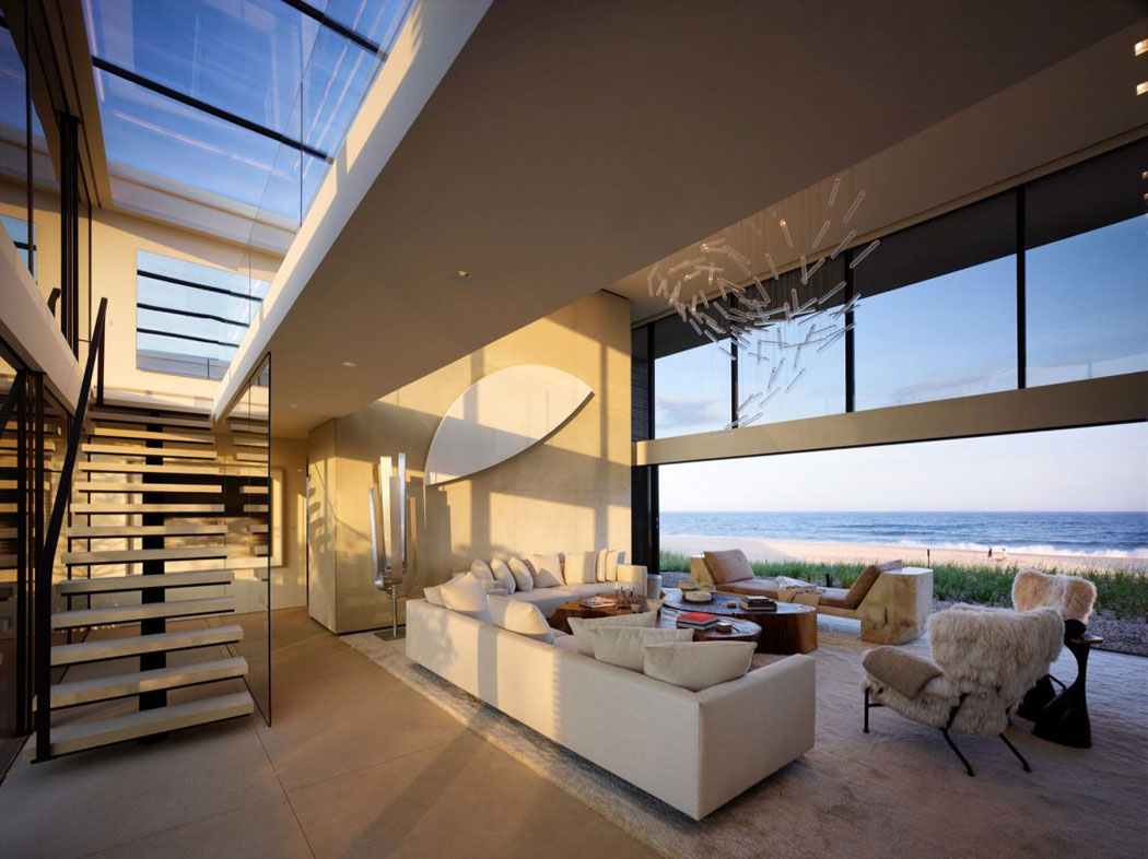 Au coucher du soleil le salon s’illumine de jolis reflets ce qui embellit davantage l’intérieur de cette résidence secondaire belle demeure de vacances luxe prestige