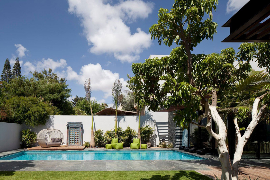 Côté piscine et chaises longues de design pour une relaxation totale sous le soleil piscine extérieure de luxe maison de ville