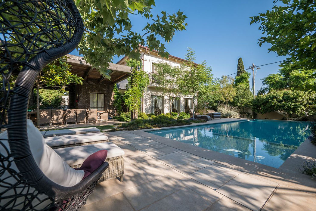 La piscine de cette maison de charme constitue le point central de ses espaces extérieurs piscine extérieure maison rustique familiale individuelle
