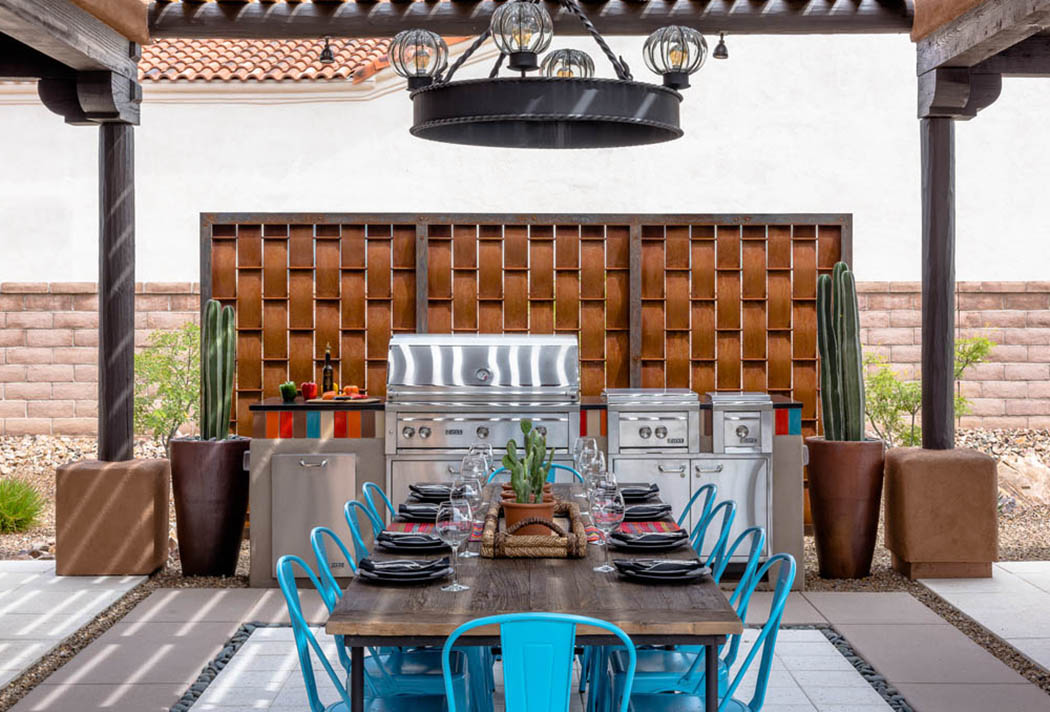 Un grand barbecue vient parfaire le tableau des espaces outdoor barbecue jardin piscine maison de luxe belle demeure