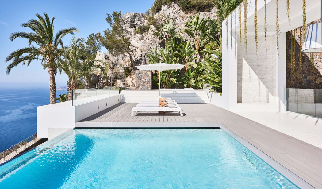 Villa exotique dont la terrasse est aménagée d’une superbe piscine et dévoile un beau panorama de 180° belle piscine extérieure terrasse avec vue sur la mer