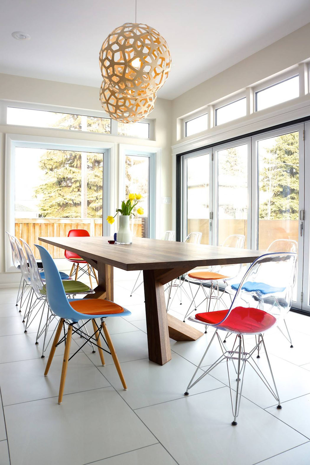Un mariage intéressant de couleurs, matières et design dans cette salle à manger belles chaises eames design luxueux maison