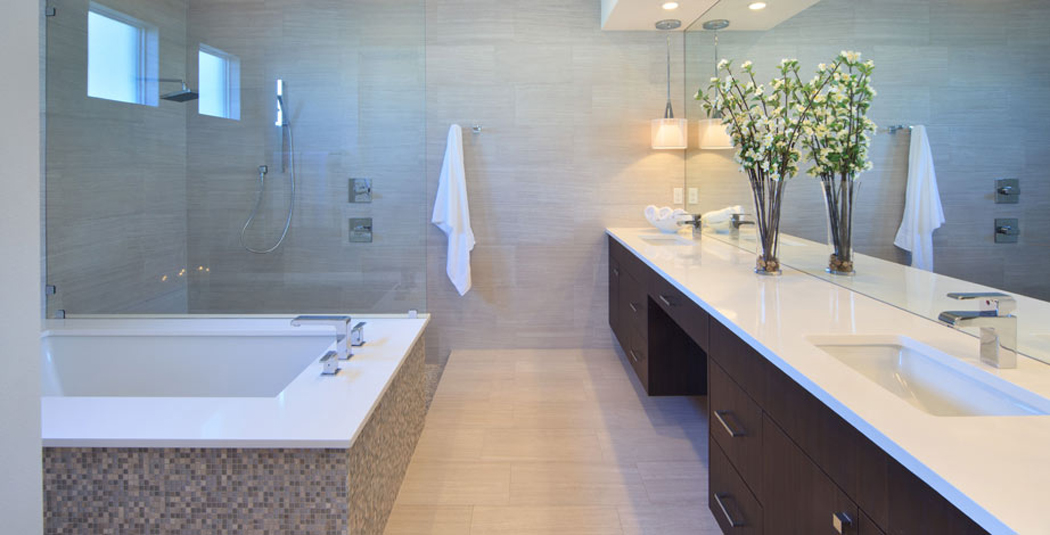 Une des salles de bains de cette belle maison d’architecte au design luxueux Spacieuse et luxueuse salle de bains