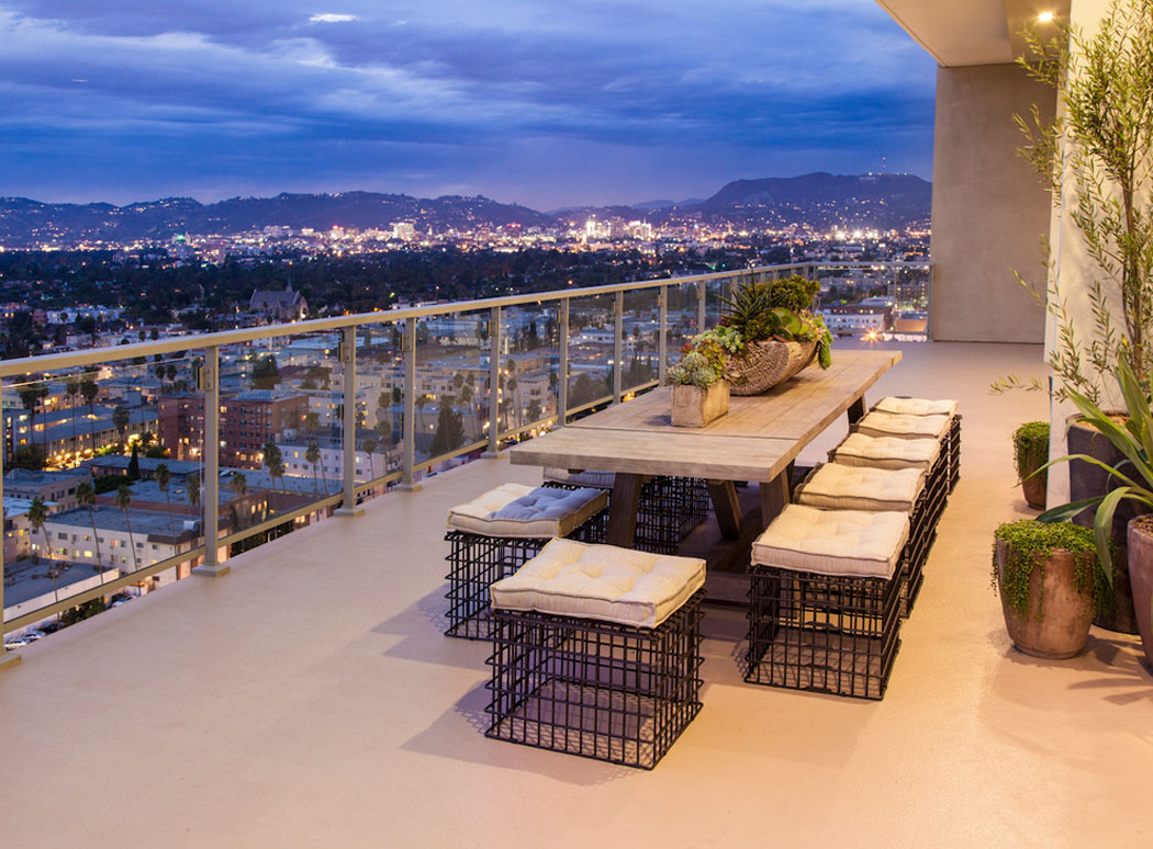 La terrasse de 110 m² représente l’ultime avantage pour cet appartement moderne & luxueux aménagement extérieur résidence de luxe