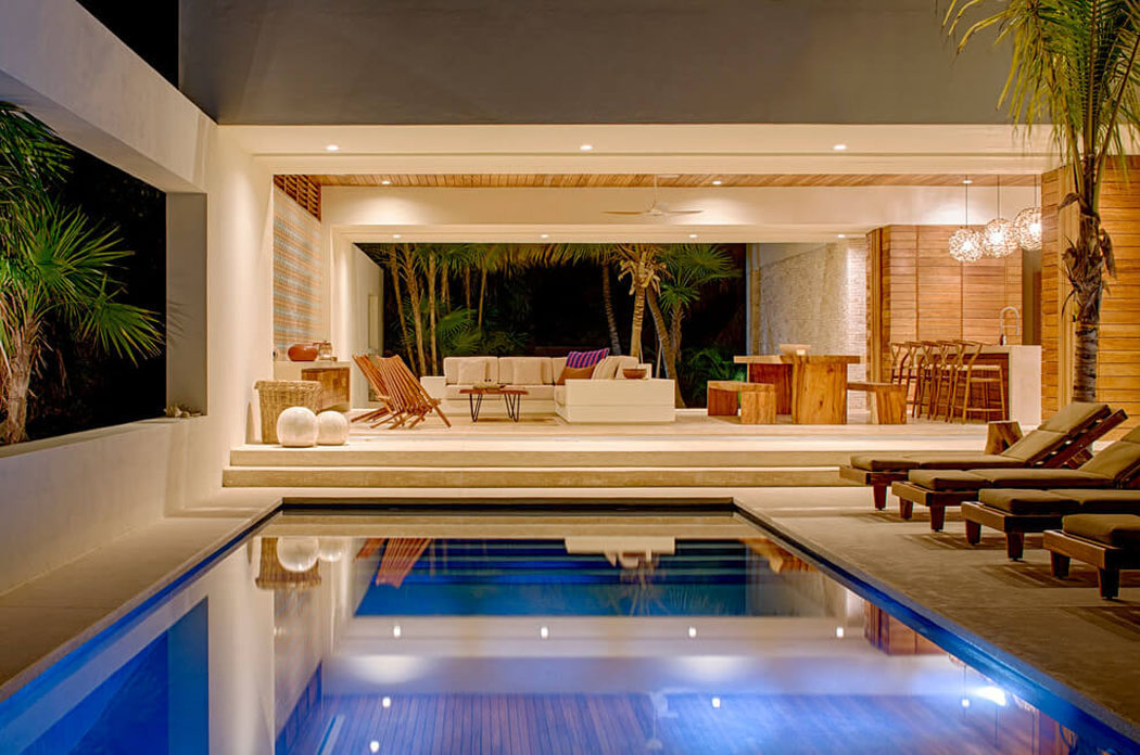 Le séjour de la villa contemporaine de vacances vue depuis la piscine piscine exotique villa de luxe